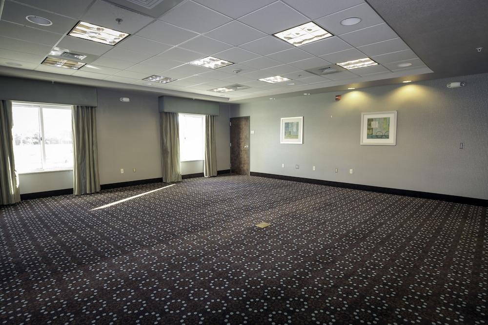 Hotel Hampton & Suisun Waterfront 3*