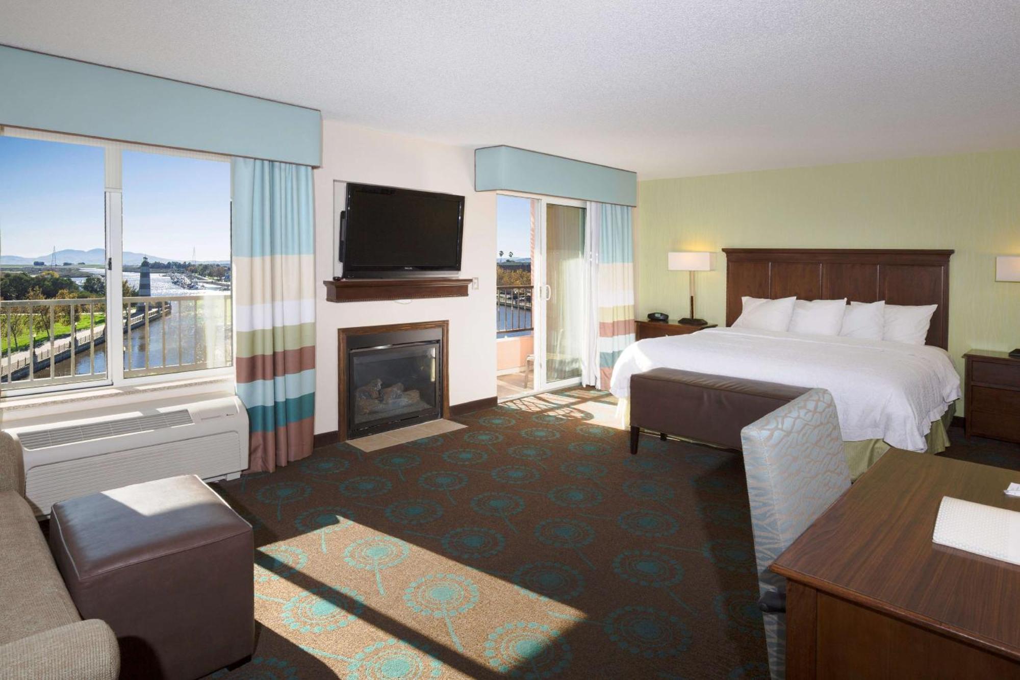 Hampton & Suisun Waterfront Hotel 3*