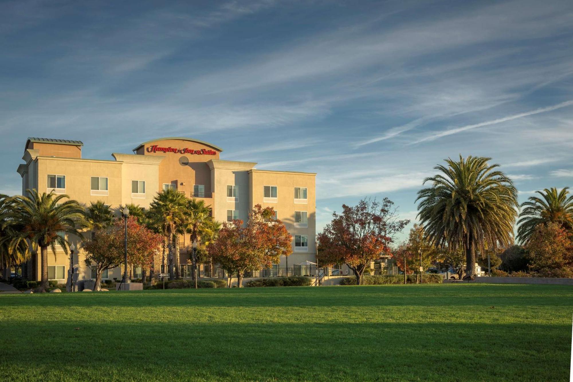 Hampton & Suisun Waterfront Hotel 3*