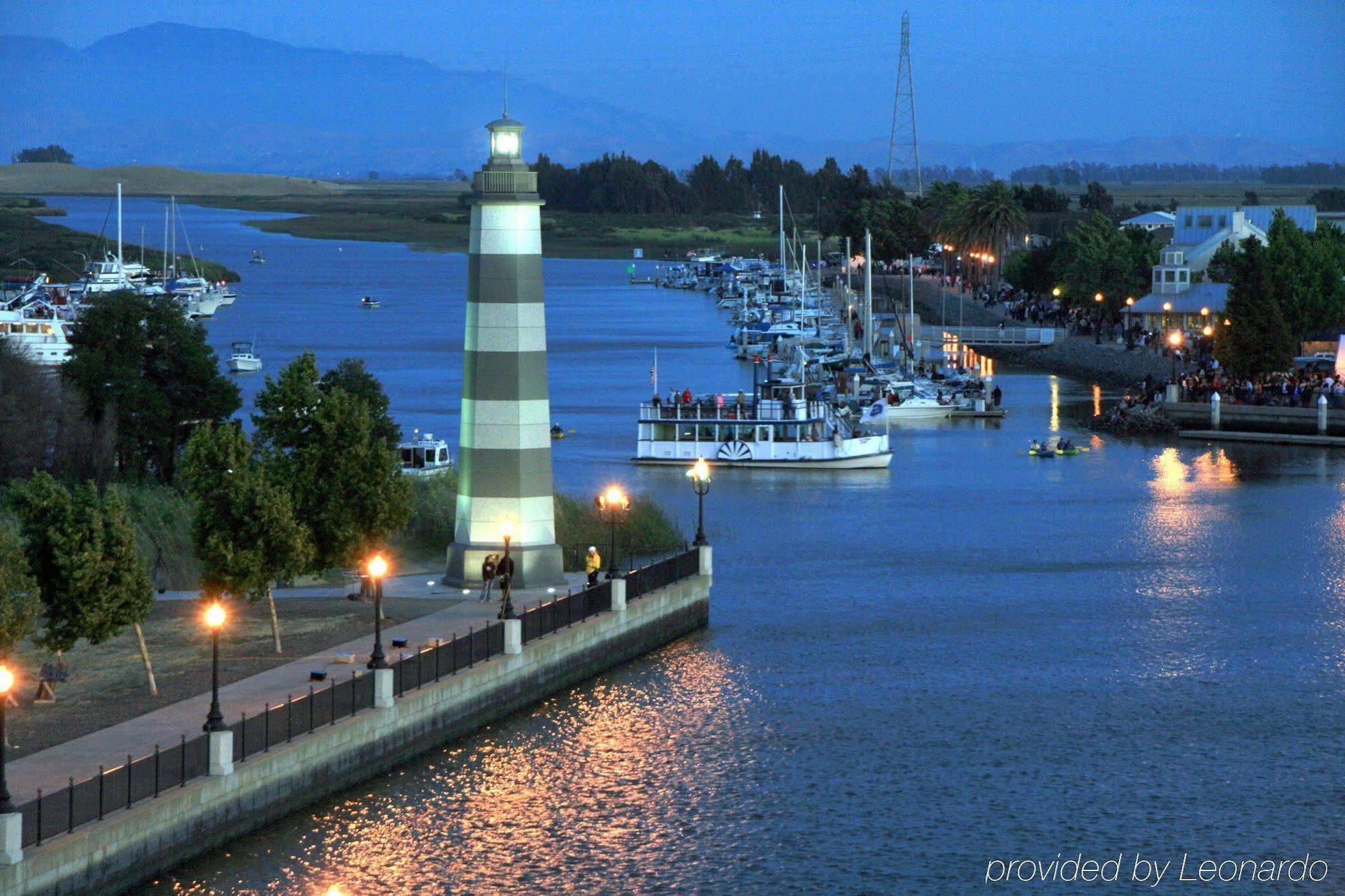 Hotel Hampton & Suisun Waterfront 3*